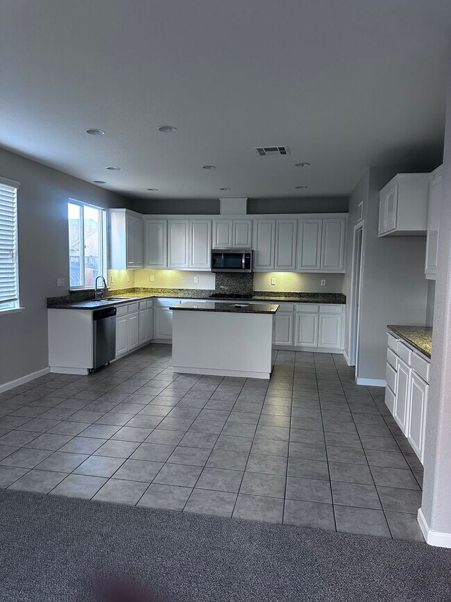 Photo - GORGEOUS HOME FOR RENT! NEW CARPET AND PAINT THROUGHOUT! 1 FULL BED AND BATH DOWNSTAIRS!