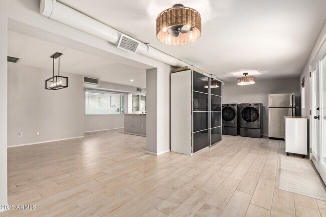 Photo - 627 W 16th St