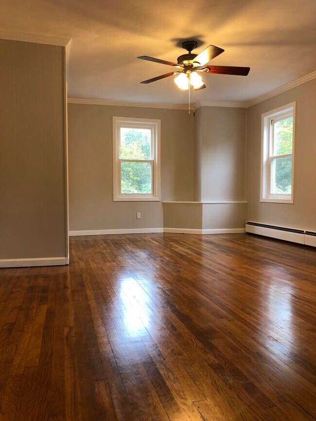 Large bedroom - 533 Washington St Unidad 1