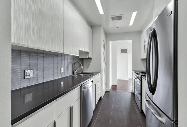 Photo - 207 W 66th St Unidad 25H