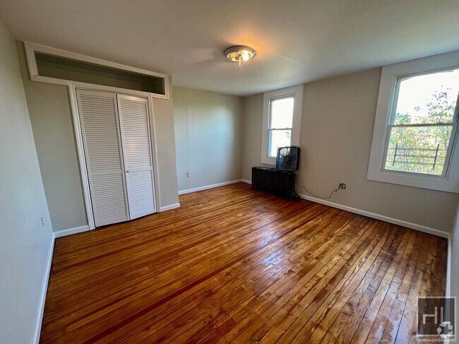 Building Photo - Top Floor 3BR 1BA w/ Laundry & Private Gar... Unit 3 Rental