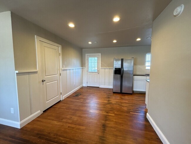 Photo - 707 N Main St