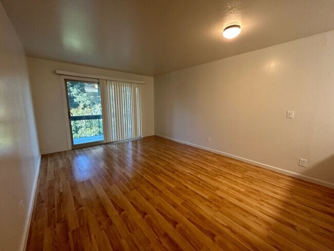 Photo - Nice Cozy 1 Bedroom Condo !!! 1 MONTHS REN... Unit 105
