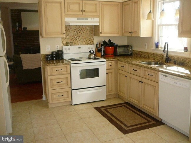 Photo - 231 Vine Pl