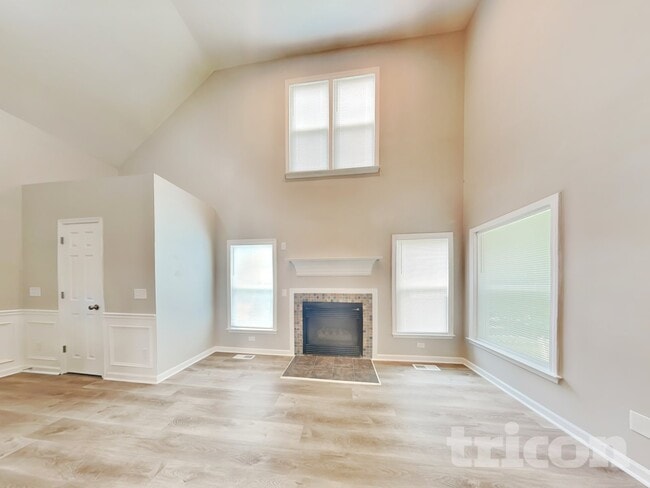 Photo - 905 Amersham Ln