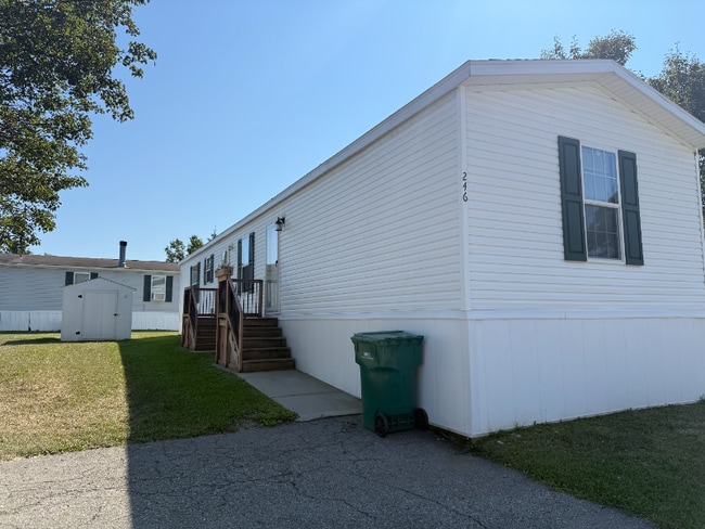 Building Photo - 246 Laurel Leah Rental