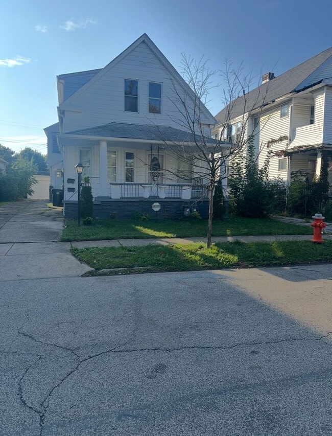 Building Photo - 1-Bedroom Apartment in Quiet 4-Plex with O... Unit E127Th #4 Down rear