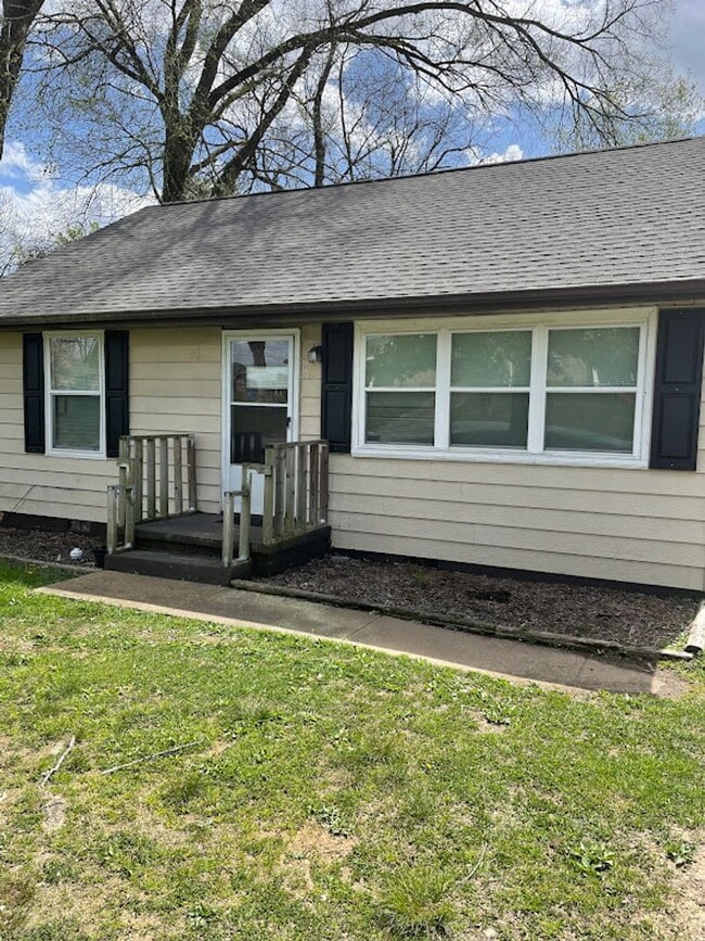 Building Photo - Centrally located 3/2 house