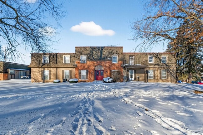 Building Photo - Now Accepting Section 8 – 3 Bedroom /2 Bath Florissant, MO