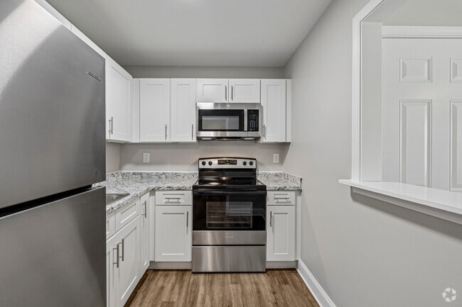 2BR, 1BA - 825SF - Kitchen
