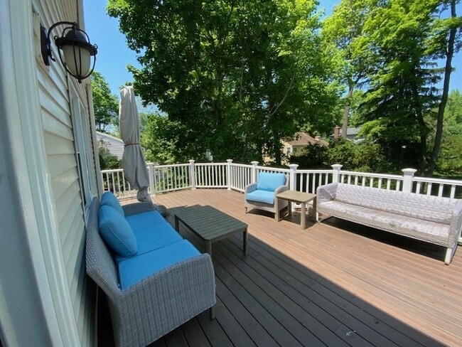 16 Deerfield Rd