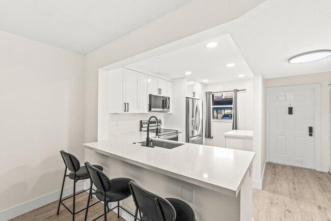 Building Photo - 2935 SW 22nd Ave Unit 1060