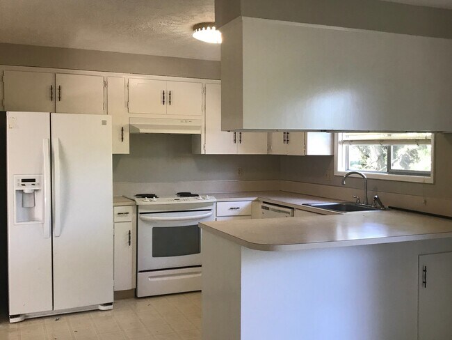 Photo - Spacious Split Level near Putnam High School