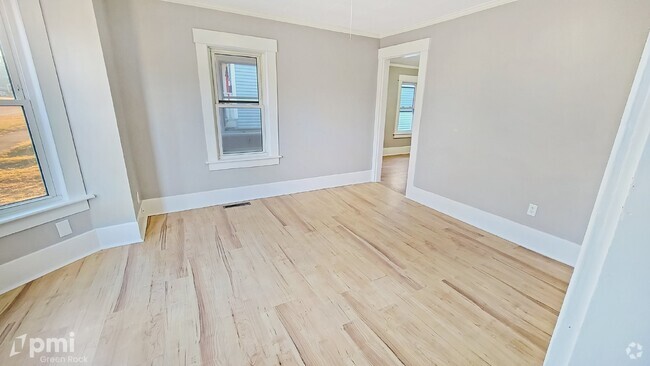 Building Photo - Charming 3-bedroom Rental with Hardwood Fl... Unit 2