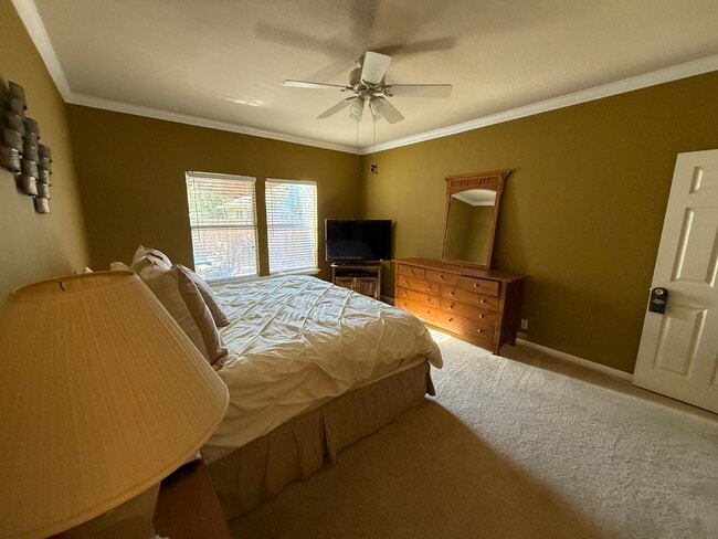 Vista del dormitorio principal desde el baño - 584 Rockhurst St