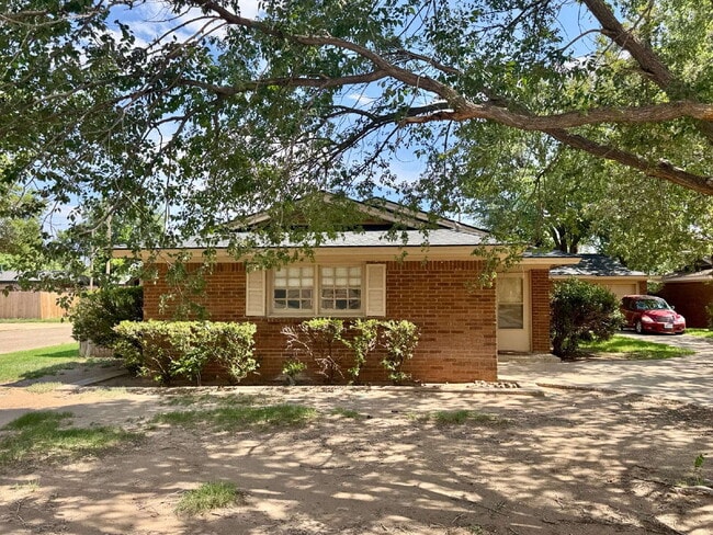 Building Photo - Comfortable and Spacious 2-bedroom home with a garage Unit A
