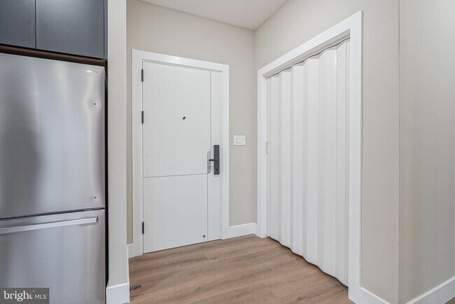 Building Photo - 4432 Wingate St Unit 104