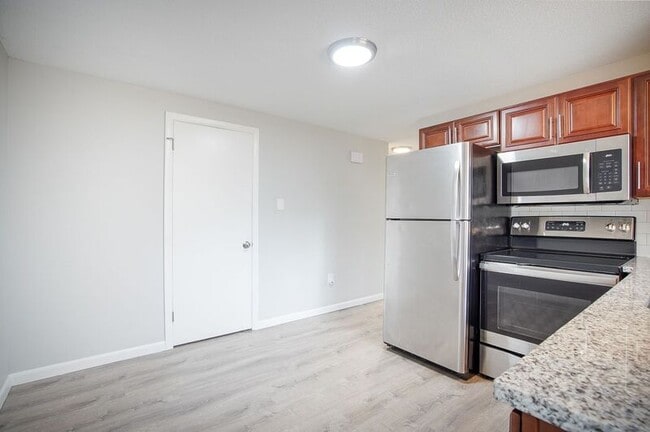 Photo - 1133-1135 N Westfield Street Unidad Left