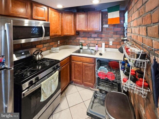 Building Photo - 2125 Spring Garden St Unit 1F