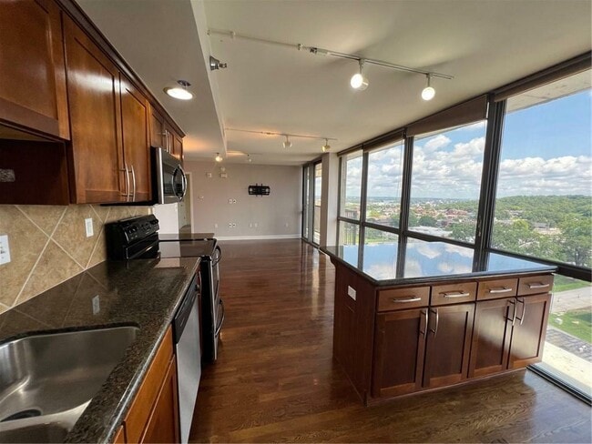 Building Photo - 600 Admiral Blvd Unit 1104