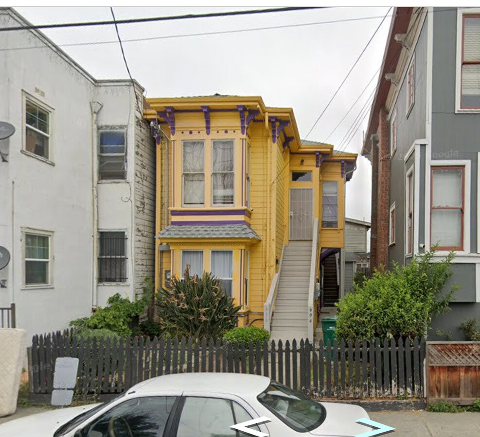 Set back from the street - 696 25th St Unidad Upstairs