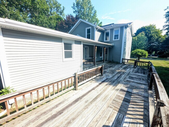 Large Back Deck/Covered Porch - 6 Green St Unit 6 Green Street LOWER