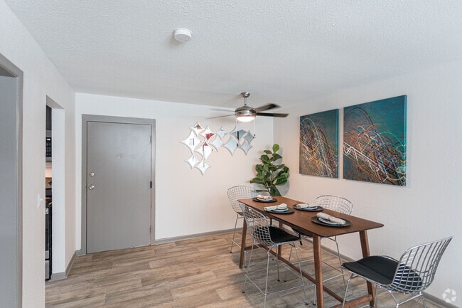 2BR, 1BA - 900 SF