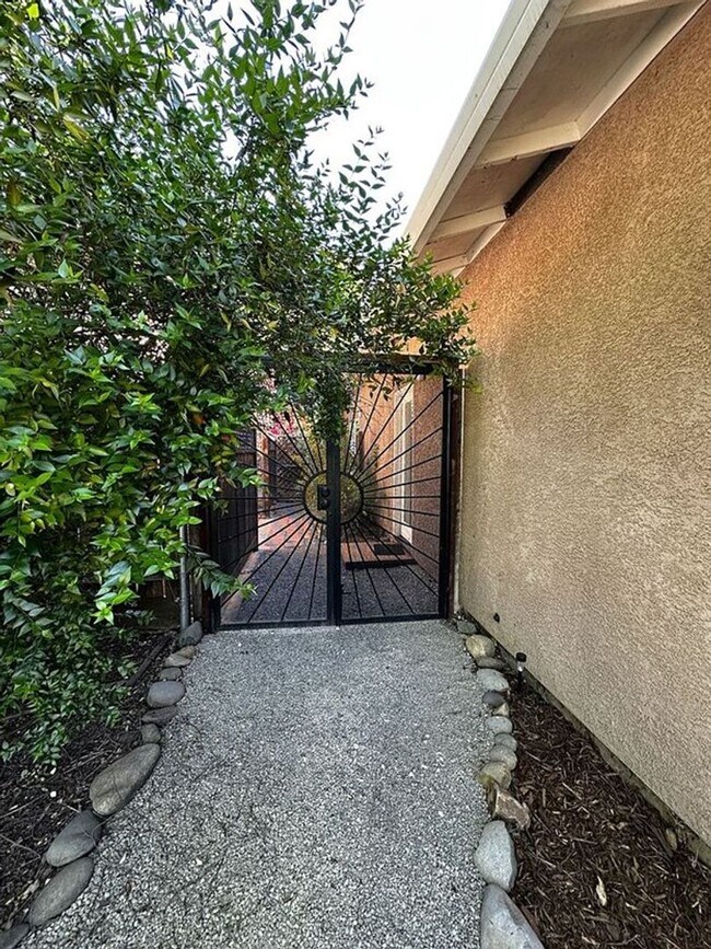 STUDIO AVAILABLE NOW - UTILITIES INCLUDED - STUDIO AVAILABLE NOW - UTILITIES INCLUDED