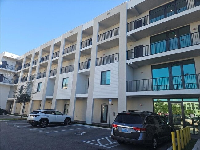 Building Photo - 8001 NW 41st St Unit F-206