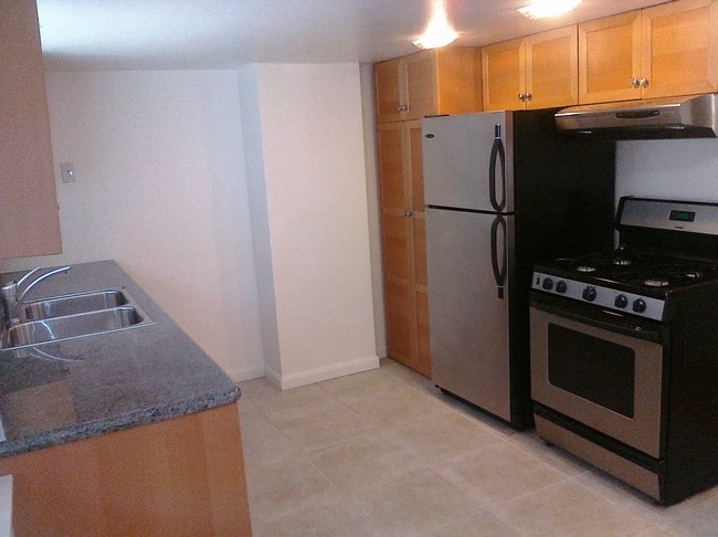 Building Photo - 2073 Clinton Ave Unit 2071