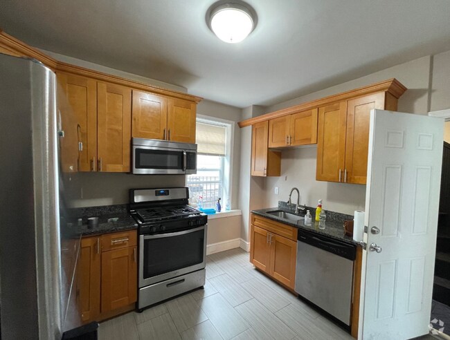 Building Photo - Beautiful 4 Bed Unit Right In East Boston Rental