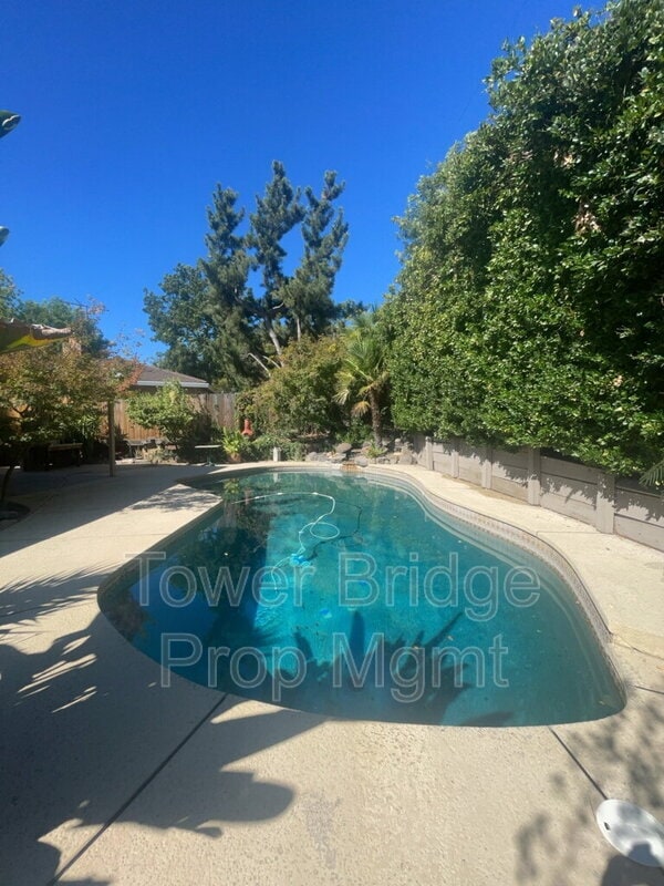 7720 Thunderbird Ct