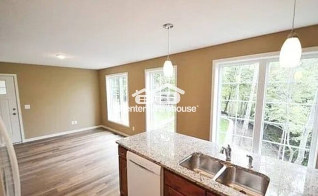 Photo - 1305 Flag Ave N Unidad 2  Low