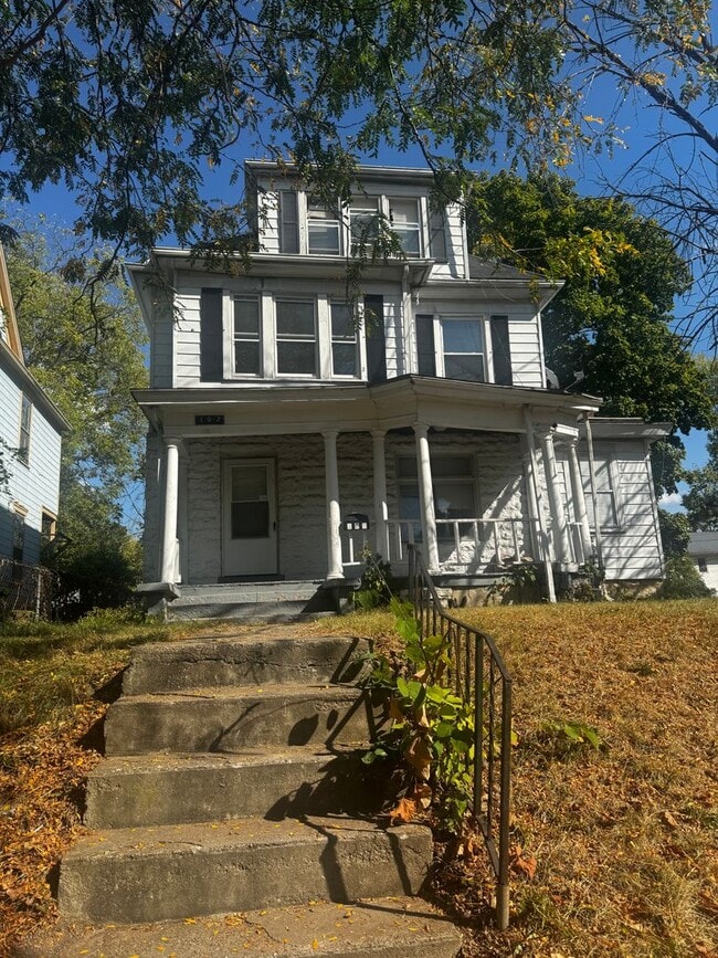 Building Photo - 5 Bedroom 2 bath