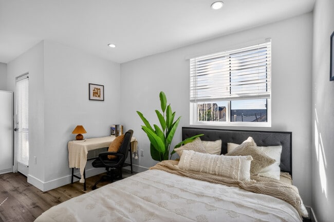 Photo - 1530 W 37th St -- Housing near USC/Ktown