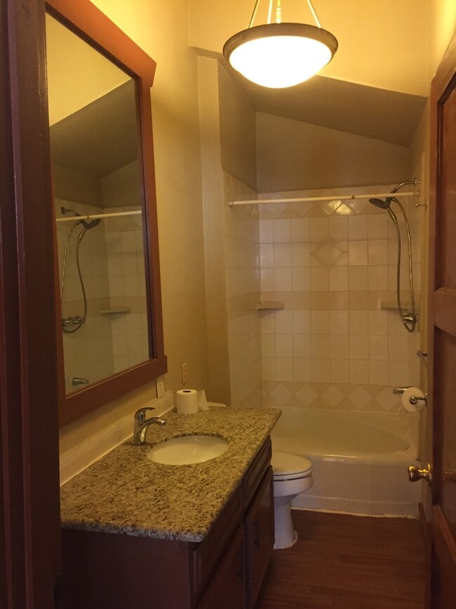 Photo - 105 125th St E