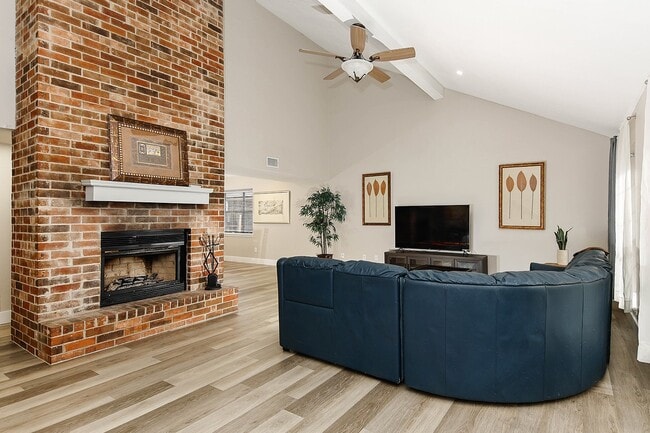 Photo - 103 N Deerfoot Cir
