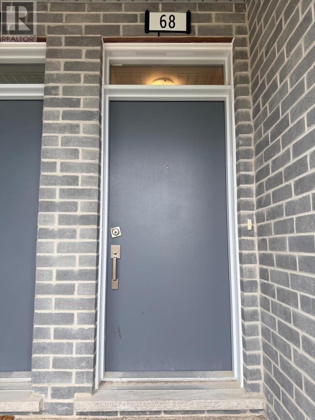 Photo - 925 Deveron Crescent