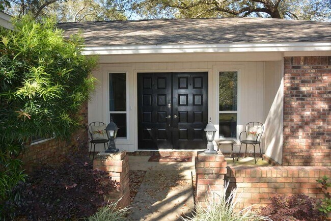 Photo - 260 Dominica Cir W