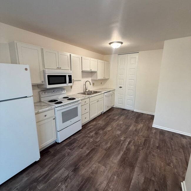 Building Photo - 2239-2239 N Thompson Rd Unit 2239