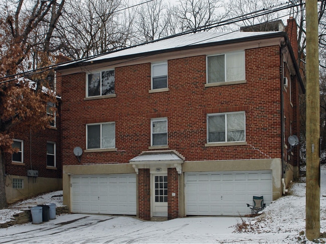 Building Photo - Spacious, Newly Updated 1-Bed Near UC & Downtown — Off-Street Parking, Radiant Heat Unit 4