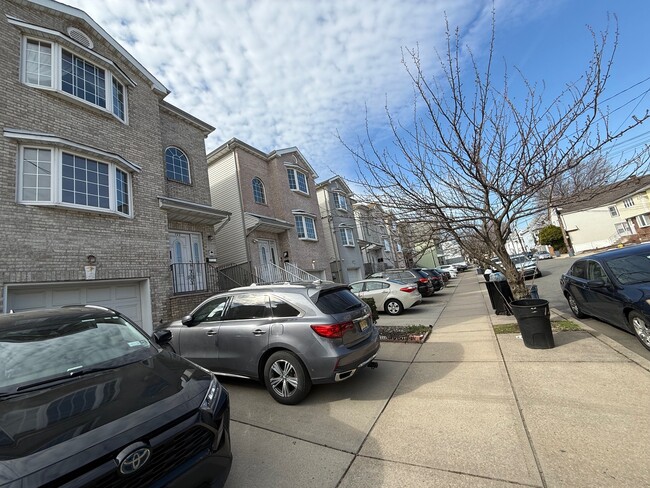 Photo - 725 Jersey St