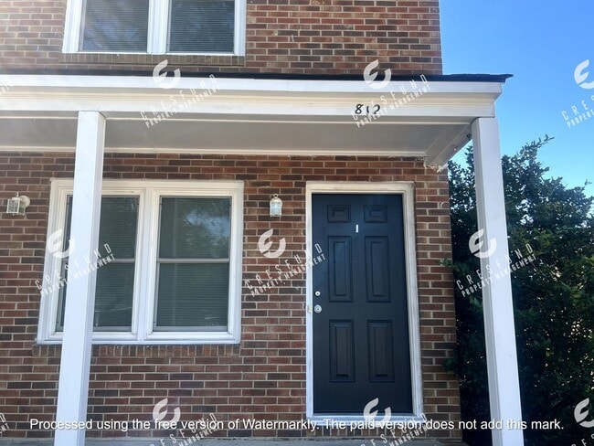 Building Photo - Spacious 1 bedroom 1 bathroom apartment Unit 812 Miller Avenue-1