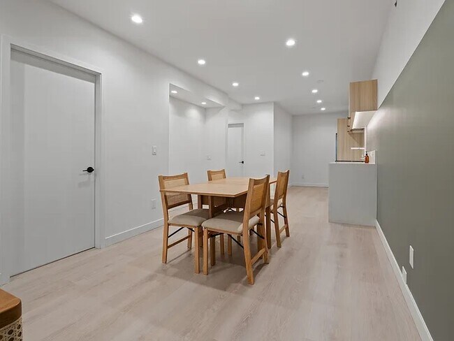 Photo - 382 Powell St