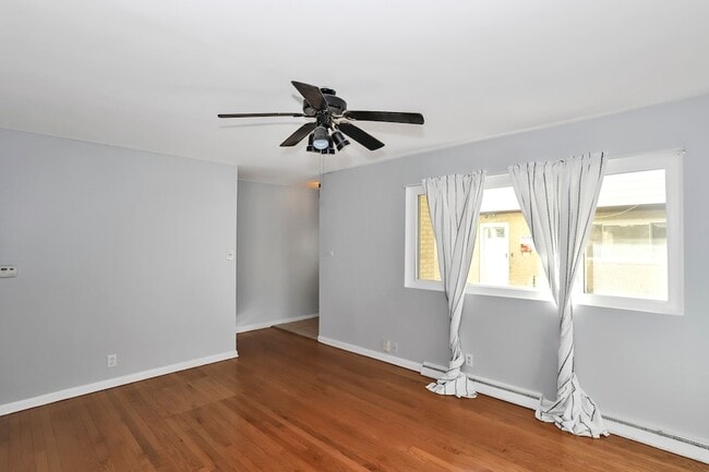 Photo - 4843 Elm St