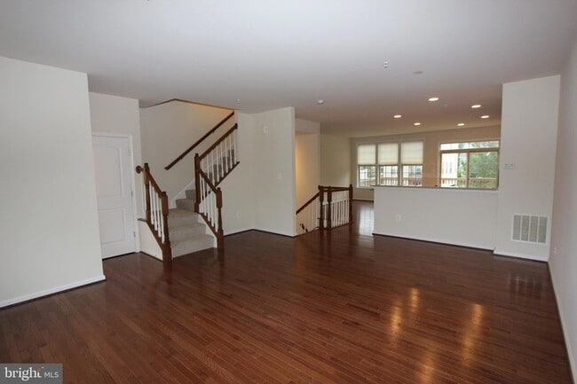 Photo - 325 Hersden Ln