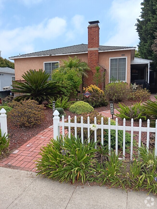 Building Photo - 6620 W 86th Pl Unit Duplex Rental
