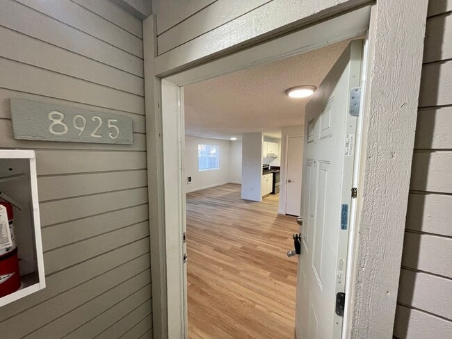Building Photo - DESIRABLE MILLWOOD NEIGHBORHOOD ON TREE LI... Unit 8925 Rental