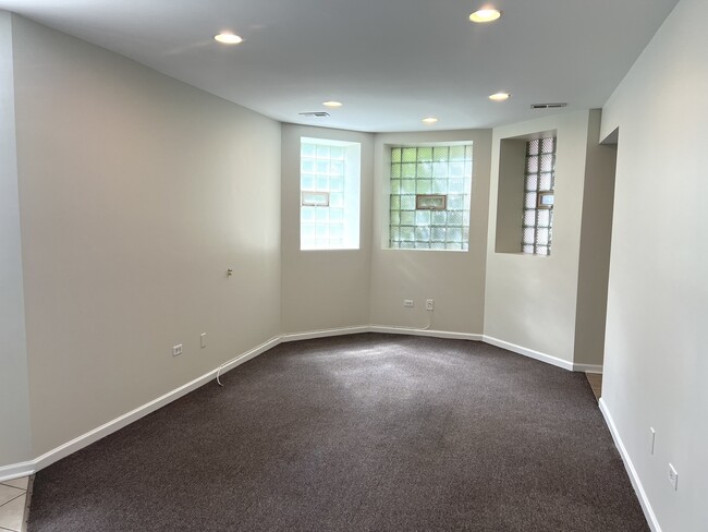 Photo - 4822 W Berteau Ave