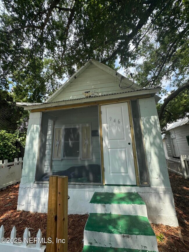 Photo - 950 Spearing St